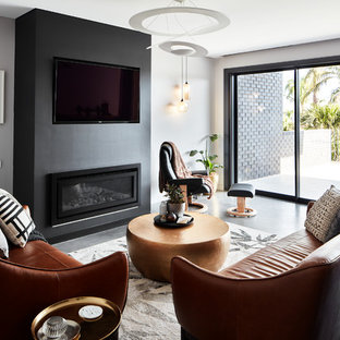 Modernes Wohnzimmer mit grauer Wandfarbe, Wand-TV, Betonboden, Gaskamin und rotem Boden in Sydney