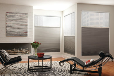 Diseño de salón para visitas abierto contemporáneo de tamaño medio con paredes blancas y suelo de madera en tonos medios