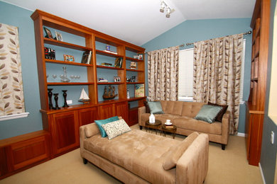 Exempel på ett mellanstort klassiskt separat vardagsrum, med ett finrum, blå väggar och heltäckningsmatta