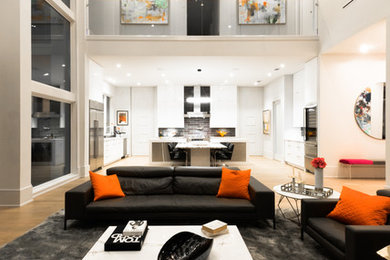 Esempio di un grande soggiorno moderno aperto con pareti bianche, camino classico, nessuna TV, parquet chiaro e pavimento beige