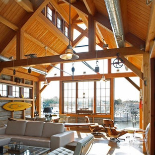 Offenes Uriges Wohnzimmer mit braunem Holzboden in Philadelphia