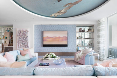 マイアミにあるコンテンポラリースタイルのおしゃれなリビング (白い壁、壁掛け型テレビ、ベージュの床、折り上げ天井) の写真