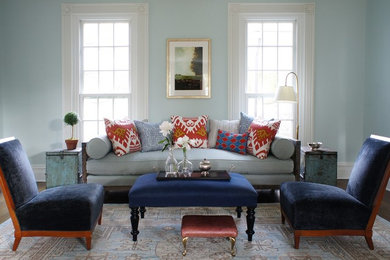 Mittelgroßes, Repräsentatives, Fernseherloses, Offenes Klassisches Wohnzimmer ohne Kamin mit blauer Wandfarbe und Teppichboden in New York