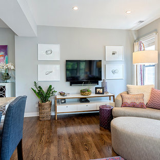Exempel på ett litet klassiskt allrum med öppen planlösning, med en väggmonterad TV, ett finrum och grå väggar