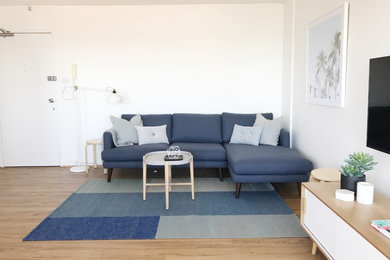 Свежая идея для дизайна: гостиная комната среднего размера в морском стиле с полом из винила - отличное фото интерьера