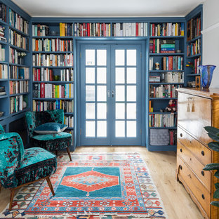 Imagen de biblioteca en casa blanca, clásica, de tamaño medio, sin chimenea, con suelo de madera clara