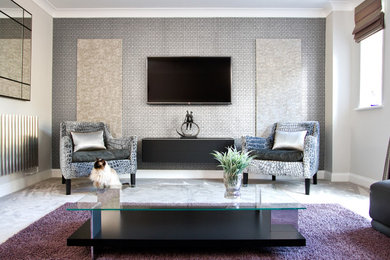 Imagen de salón para visitas abierto contemporáneo de tamaño medio con paredes grises, moqueta, televisor colgado en la pared y suelo gris