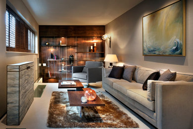 Idee per un soggiorno design di medie dimensioni e chiuso con pareti marroni e pavimento grigio