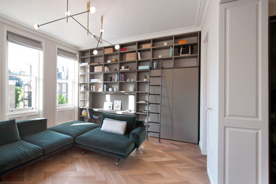 Свежая идея для дизайна: открытая гостиная комната среднего размера в современном стиле с коричневым полом - отличное фото интерьера