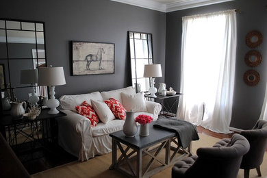Diseño de salón para visitas cerrado clásico de tamaño medio sin chimenea con paredes grises, televisor colgado en la pared y suelo de madera oscura