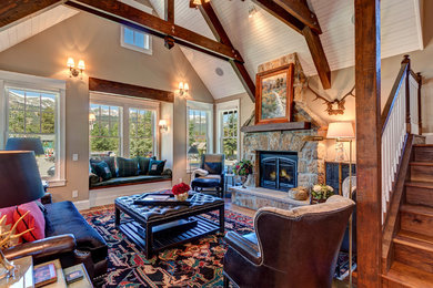 Mittelgroßes, Abgetrenntes Klassisches Wohnzimmer mit beiger Wandfarbe, braunem Holzboden, Kamin und Kaminumrandung aus Stein in Denver