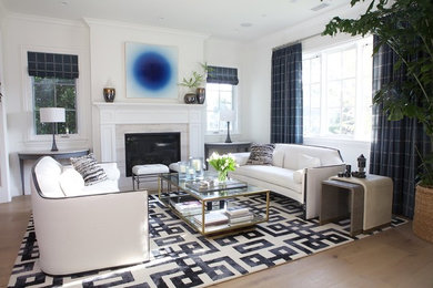 Exemple d'un grand salon tendance ouvert avec un mur blanc, parquet clair, une cheminée standard et aucun téléviseur.