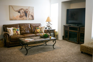 Mittelgroßes, Abgetrenntes Rustikales Wohnzimmer ohne Kamin mit beiger Wandfarbe, Teppichboden, freistehendem TV und braunem Boden in Austin