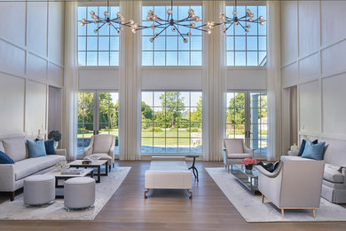 Foto de salón para visitas cerrado clásico renovado grande sin chimenea con paredes blancas y suelo de madera en tonos medios