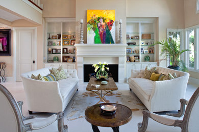 Immagine di un soggiorno classico con pareti beige e camino classico