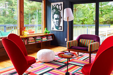 Repräsentatives Modernes Wohnzimmer mit schwarzer Wandfarbe und braunem Holzboden in New York