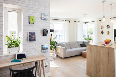 Idee per un soggiorno nordico di medie dimensioni e aperto con pareti bianche, pavimento in legno massello medio, TV a parete e pavimento beige