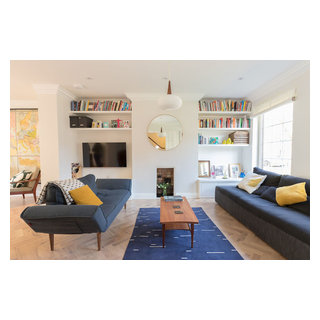 Bright living room with navy blue sodas and mustard yellow accent cushions  - Contemporáneo - Salón - Londres - de Absolute Project Management | Houzz