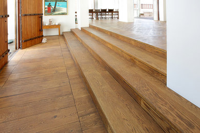 Esempio di un soggiorno rustico con pavimento in legno massello medio