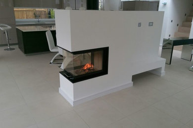 Modelo de salón minimalista de tamaño medio con estufa de leña y marco de chimenea de yeso