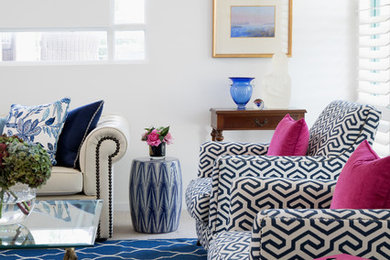 Diseño de salón tradicional con paredes blancas, moqueta y suelo azul