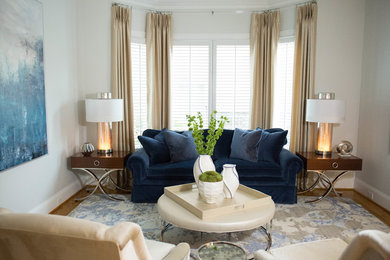 Пример оригинального дизайна: гостиная комната в стиле неоклассика (современная классика) с белыми стенами и коричневым полом