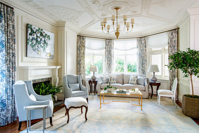 На фото: гостиная комната в стиле неоклассика (современная классика) с белыми стенами, ковровым покрытием, стандартным камином, синим полом и панелями на стенах с