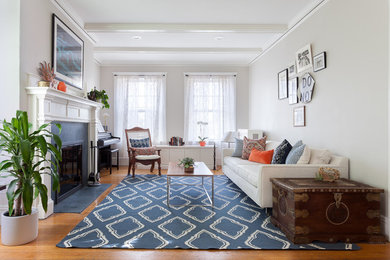Mittelgroßes, Fernseherloses, Abgetrenntes Klassisches Wohnzimmer mit beiger Wandfarbe, hellem Holzboden und Kamin in Boston