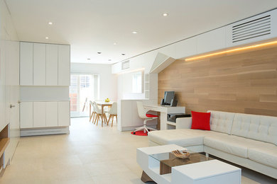 Modelo de salón abierto minimalista de tamaño medio sin televisor y chimenea con suelo de baldosas de cerámica, suelo beige y paredes blancas