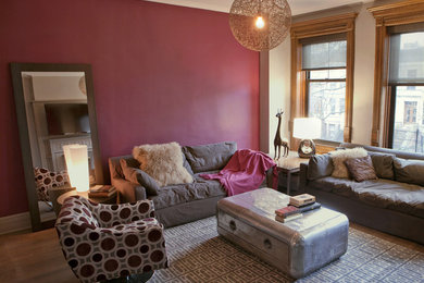 Modelo de salón ecléctico grande con paredes púrpuras y suelo de madera en tonos medios