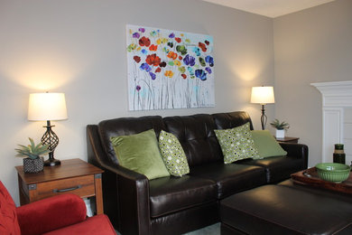 Идея дизайна: открытая гостиная комната среднего размера в стиле фьюжн с серыми стенами, ковровым покрытием, стандартным камином, фасадом камина из дерева, телевизором на стене и зеленым полом