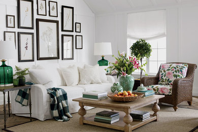 Imagen de salón abierto campestre de tamaño medio con paredes blancas y suelo de madera clara