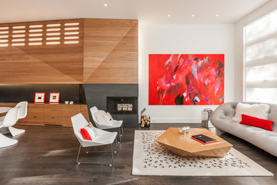 Repräsentatives, Offenes, Mittelgroßes, Fernseherloses Modernes Wohnzimmer mit weißer Wandfarbe, dunklem Holzboden, Kamin und braunem Boden in Omaha