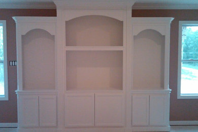 Diseño de salón abierto, blanco y beige y blanco minimalista grande sin chimenea con pared multimedia y paredes beige