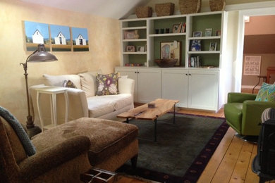 Diseño de salón cerrado bohemio de tamaño medio sin chimenea con paredes beige, suelo de madera clara y suelo beige
