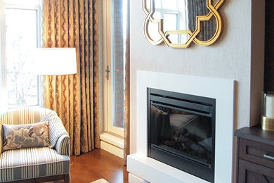 Пример оригинального дизайна: открытая гостиная комната среднего размера в стиле неоклассика (современная классика) с телевизором на стене, бежевыми стенами, темным паркетным полом и стандартным камином