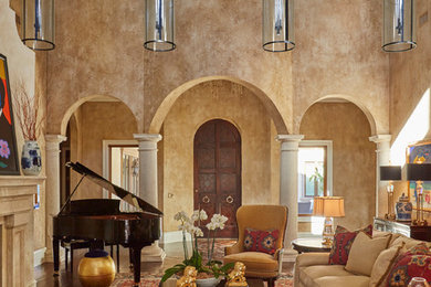 Стильный дизайн: большая открытая гостиная комната в классическом стиле с темным паркетным полом, стандартным камином и фасадом камина из камня - последний тренд