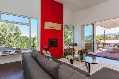 Idee per un soggiorno contemporaneo di medie dimensioni e aperto con pareti rosse, pavimento in cemento e camino classico
