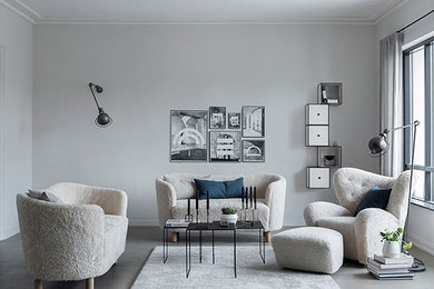 Cette image montre un petit salon mansardé ou avec mezzanine nordique avec un mur gris, un sol en linoléum et un sol gris.