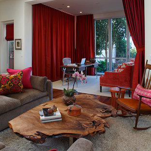 Imagen de salón bohemio con paredes blancas