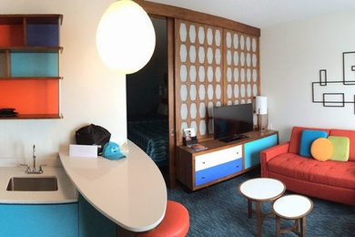 Modelo de salón con barra de bar abierto contemporáneo de tamaño medio con paredes blancas, moqueta, chimenea lineal, televisor independiente y suelo azul