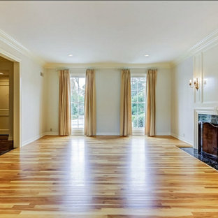 Immagine di un soggiorno vittoriano di medie dimensioni e aperto con sala formale, pareti bianche, parquet chiaro, camino classico, nessuna TV e pavimento verde