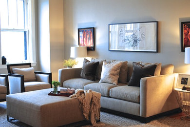 Foto di un soggiorno contemporaneo con pareti grigie e parquet chiaro