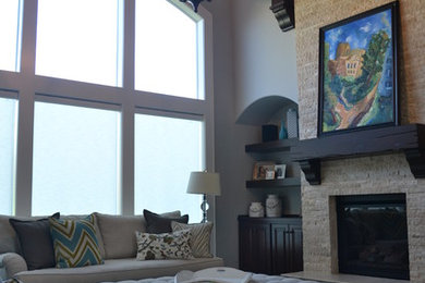 カンザスシティにある巨大なトランジショナルスタイルのおしゃれなLDK (グレーの壁、濃色無垢フローリング、標準型暖炉、石材の暖炉まわり、テレビなし、茶色い床) の写真