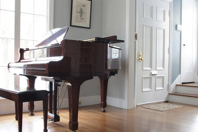 Imagen de salón para visitas de estilo americano con paredes grises y suelo de madera en tonos medios