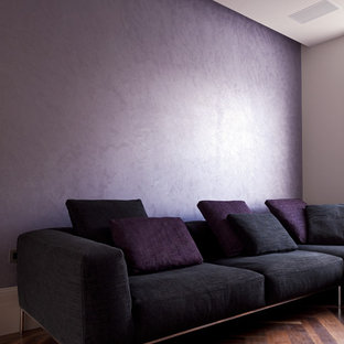 Mittelgroßes, Offenes Modernes Wohnzimmer ohne Kamin mit lila Wandfarbe, dunklem Holzboden und Multimediawand in London