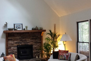 Источник вдохновения для домашнего уюта: гостиная комната в классическом стиле с белыми стенами, светлым паркетным полом, стандартным камином и фасадом камина из камня