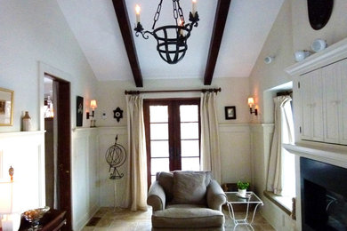 Esempio di un soggiorno minimalista di medie dimensioni e chiuso con pareti bianche e camino classico
