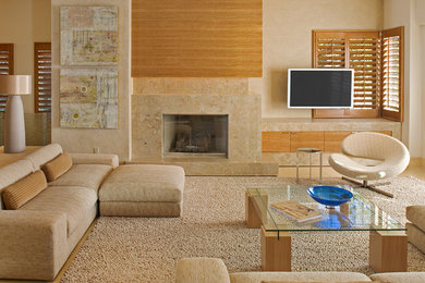 Esempio di un soggiorno minimalista di medie dimensioni e aperto con pareti beige, parquet chiaro, nessun camino, TV a parete e pavimento marrone