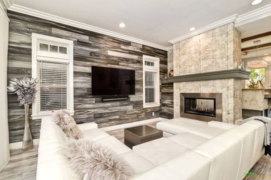 サンディエゴにある高級な広いコンテンポラリースタイルのおしゃれなLDK (グレーの壁、淡色無垢フローリング、両方向型暖炉、コンクリートの暖炉まわり、壁掛け型テレビ、グレーの床) の写真
